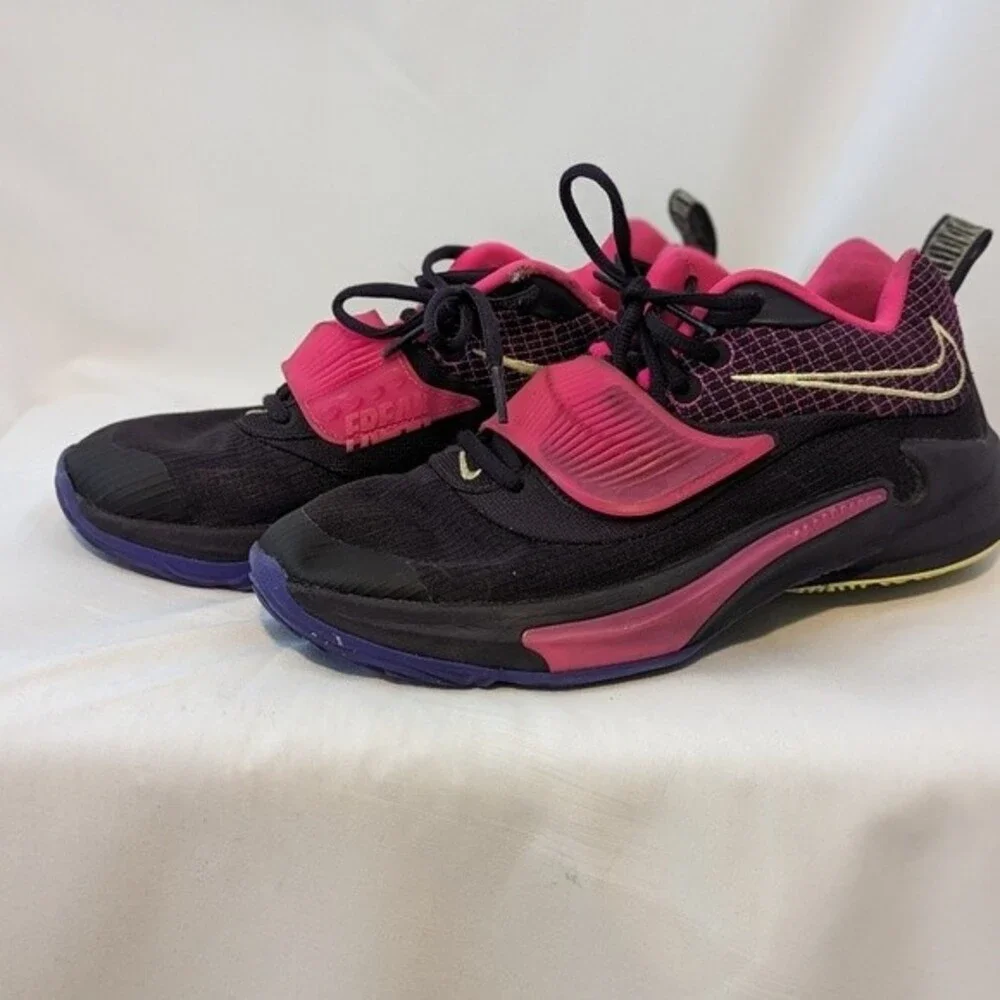 EUC - Nike Zoom Freak 3 Basketball Sneaker (Giannis Shoe) - Big Kid Size 6.5